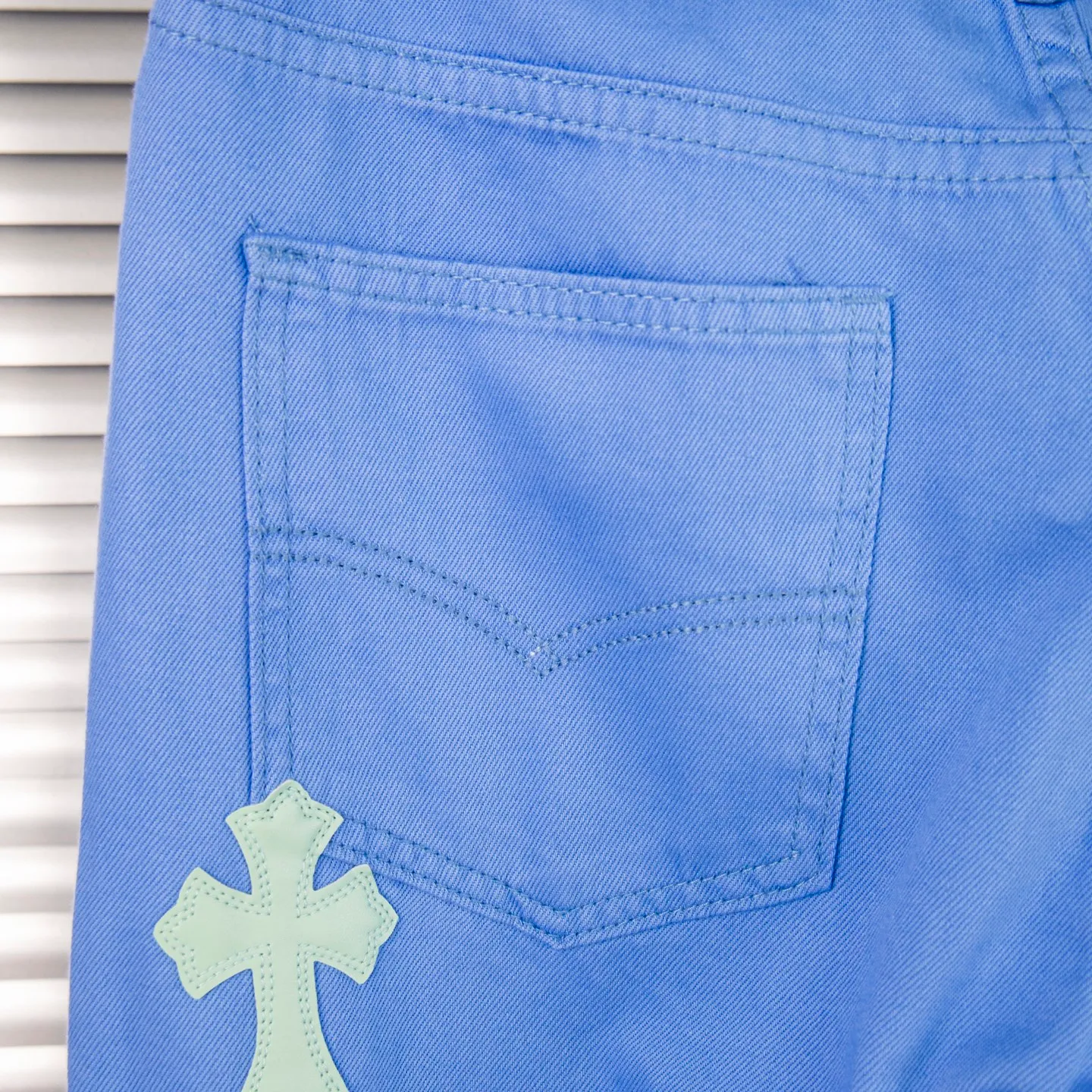 P270 CHROME HEARTS 25ss dopamine light blue cross patch leather washed jeans - Full of exploring the ultimate in fashion, Chrome Hearts' new Chrome Hearts pants not only present a unique style, the fresh ice blue color looks particularly youthful and energetic. The mid-high waist design is paired with a lazy and casual style, which not only shows long legs but also maintains a casual feel. It is a must-have fashion choice for trendy men and trendy women. Style number: 1752# Color: Dopamine light blue Size: 28 30 32 34